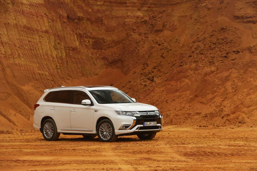  Mitsubishi Outlander PHEV 2018 года  (WW) (фото 28 из 43)